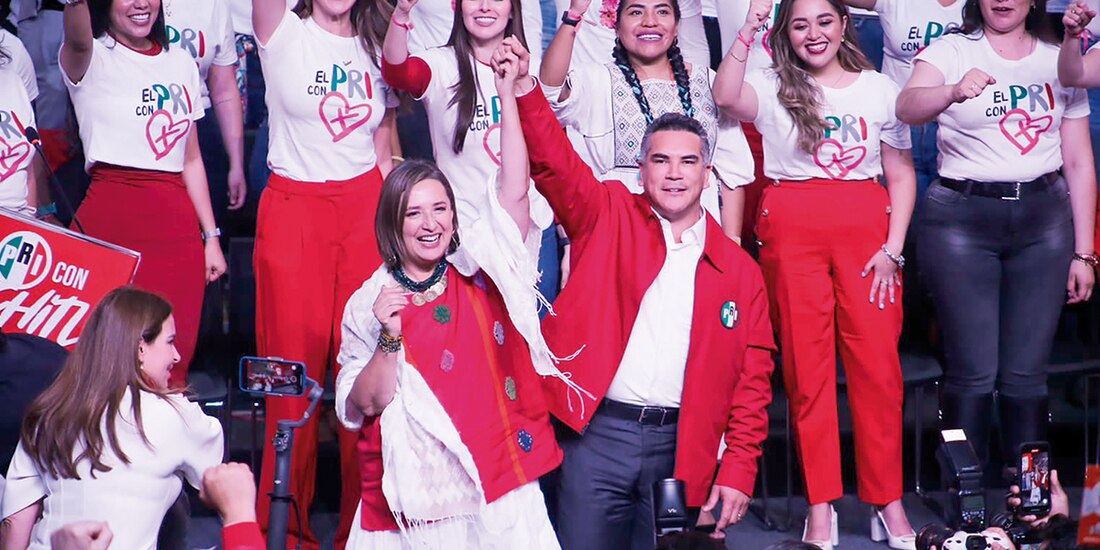 Xóchitl Gálvez y Alejandro Moreno en la sede nacional del PRI, ayer.