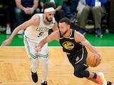 Stephen Curry (30), de Warriors, y Derrick White (9), de Celtics, ayer, durante el Juego 3 de las Finales de la NBA 2022 entre Golden State y Boston.
