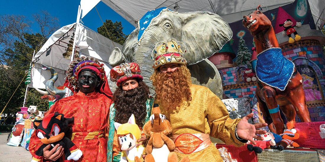 En Toluca, Edomex, familias se toman la foto con los Reyes Magos, ayer.