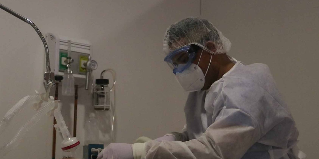 Personal médico atiende a un paciente en estado crítico, que requiere estar conectado a un respirador.