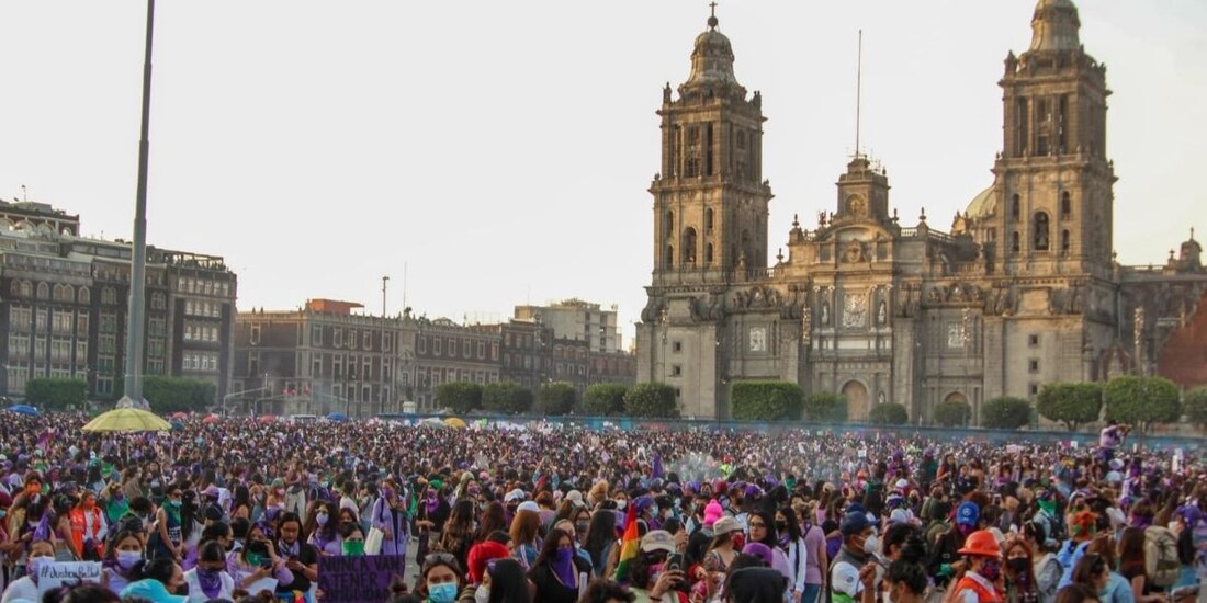 Manifestantes durante las movilizaciones por el 8M en Zócalo capitalino, frente a la Catedral.