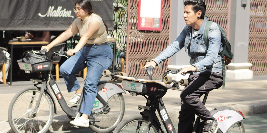 Dos jóvenes viajan por el carril especial de la lateral de Reforma en sus Ecobici, en marzo pasado.