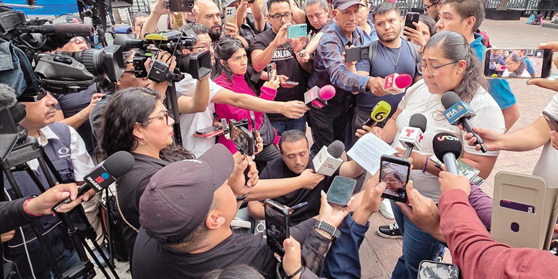 Familiares de Edith Guadalupe, frente al Centro para Búsqueda de Personas, ayer.