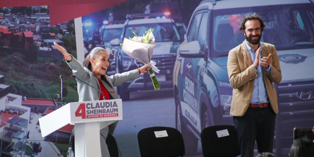 La mandataria capitalina agradece las muestras de apoyo al terminar de leer su discurso, ayer.