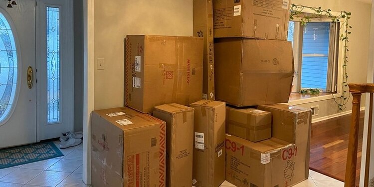 Paquetes que recibió la familia Kumar ante la compra de su hijo menor.