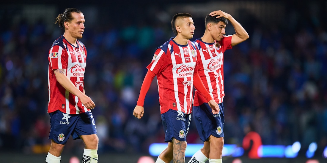Jugadores de Chivas se lamentan tras su eliminación en los cuartos de final del Apertura 2025.