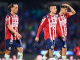 Jugadores de Chivas se lamentan tras su eliminación en los cuartos de final del Apertura 2025.