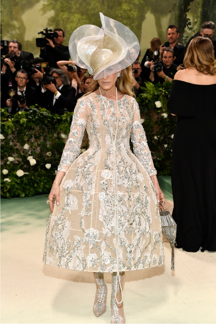 Sarah Jessica Parker lució un espectacular tocado de Philip Treacy.
