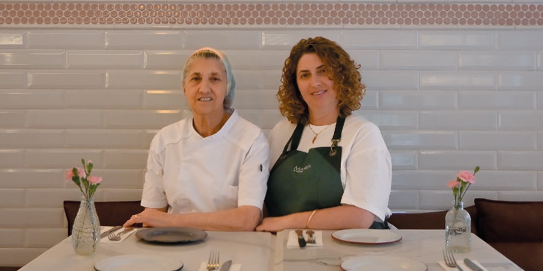 ANTONIETA y su hija Cristina, ayer.