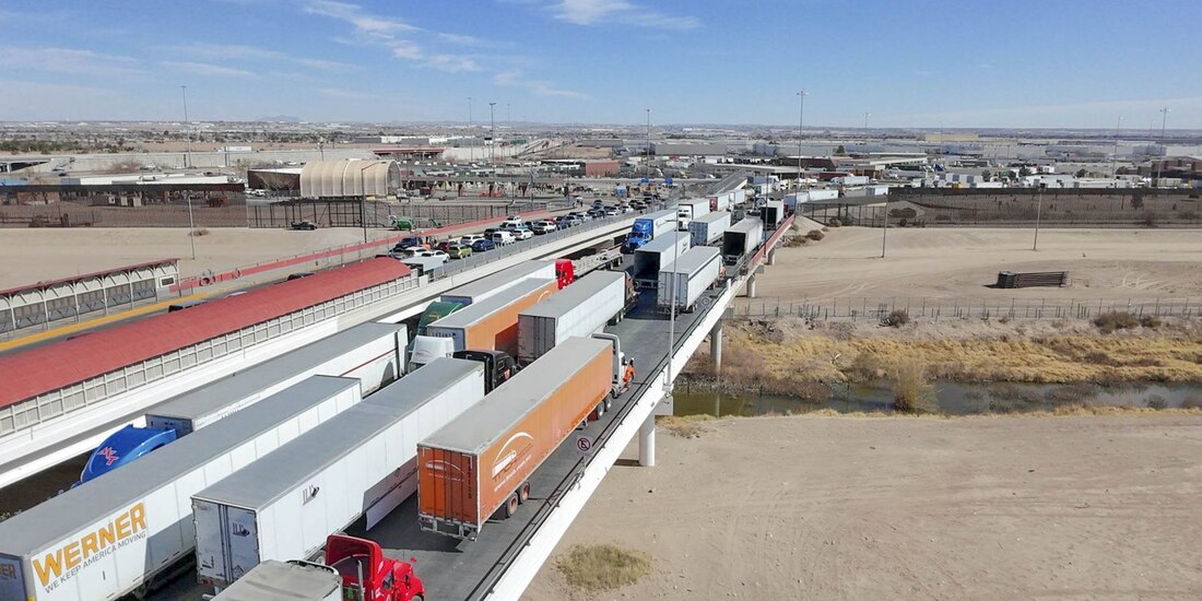 Largas filas de tráileres en el puente internacional Zaragoza-Ysleta, en Ciudad Juárez, el 11 de febrero de 2025