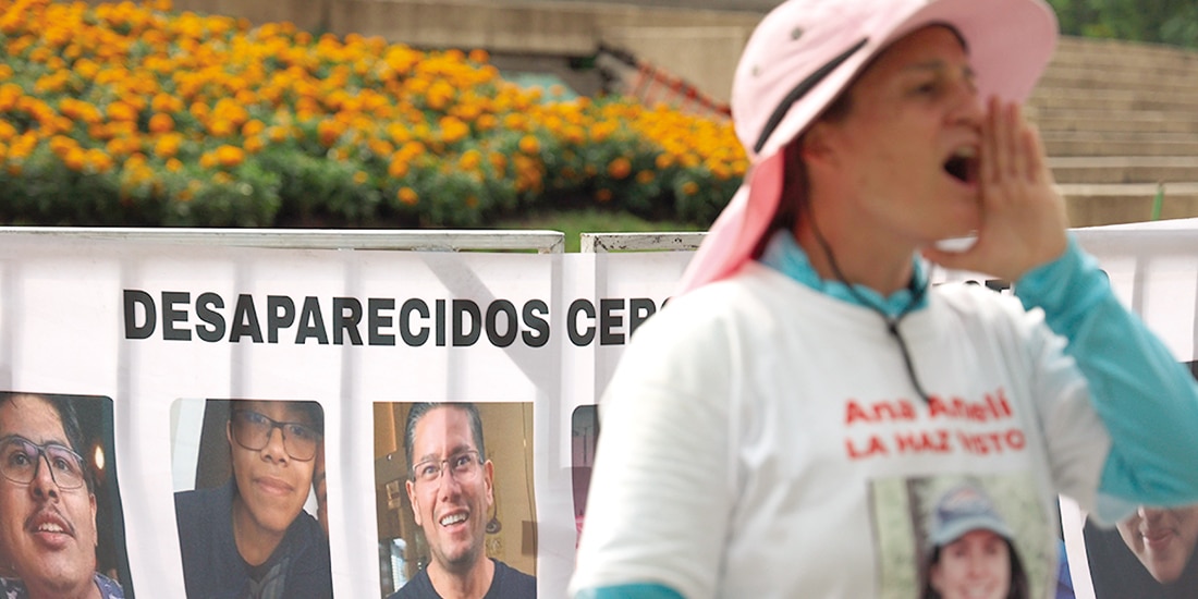 Madres buscadoras protestaron a un costado del Ángel de la Independencia para denunciar las desapariciones, ayer.