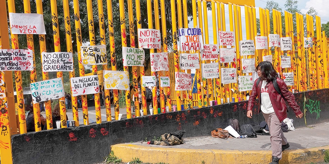 Un joven pasa frente a las rejas del CCH Sur, el 22 de septiembre.