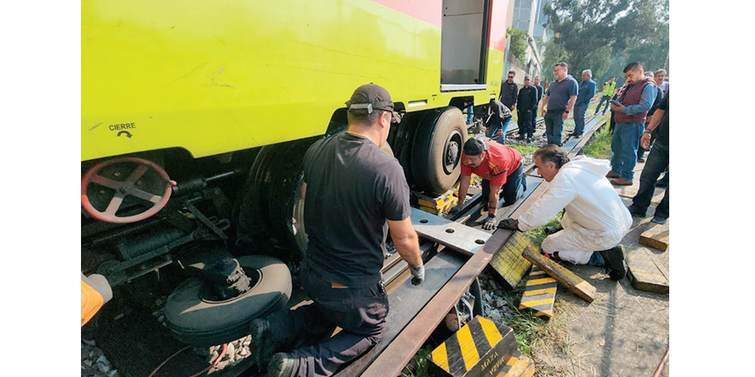 Personal del Sistema Colectivo, ayer al supervisar los carriles del Metro para analizar posibles daños estructurales.