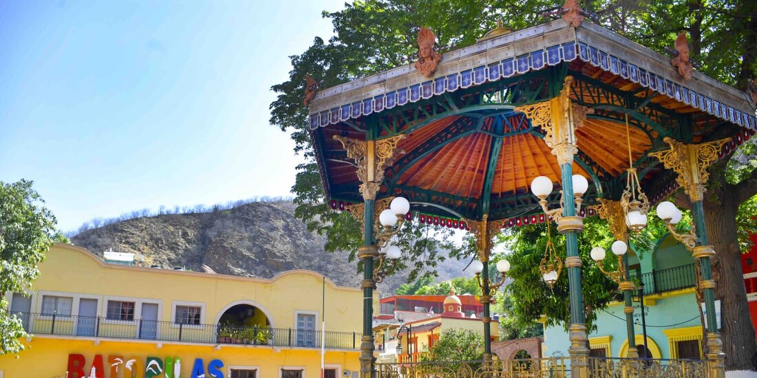 Batopilas, enclavado en el fondo de una barranca, combina arquitectura histórica y clima tropical.