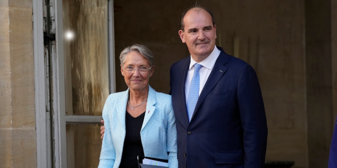 Elisabeth Borne y Jean Castex, ayer, en el proceso de transición en el gobierno.
