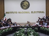 Consejeros electorales votaron durante la Sesión Extraordinaria en el Instituto Nacional Electoral.