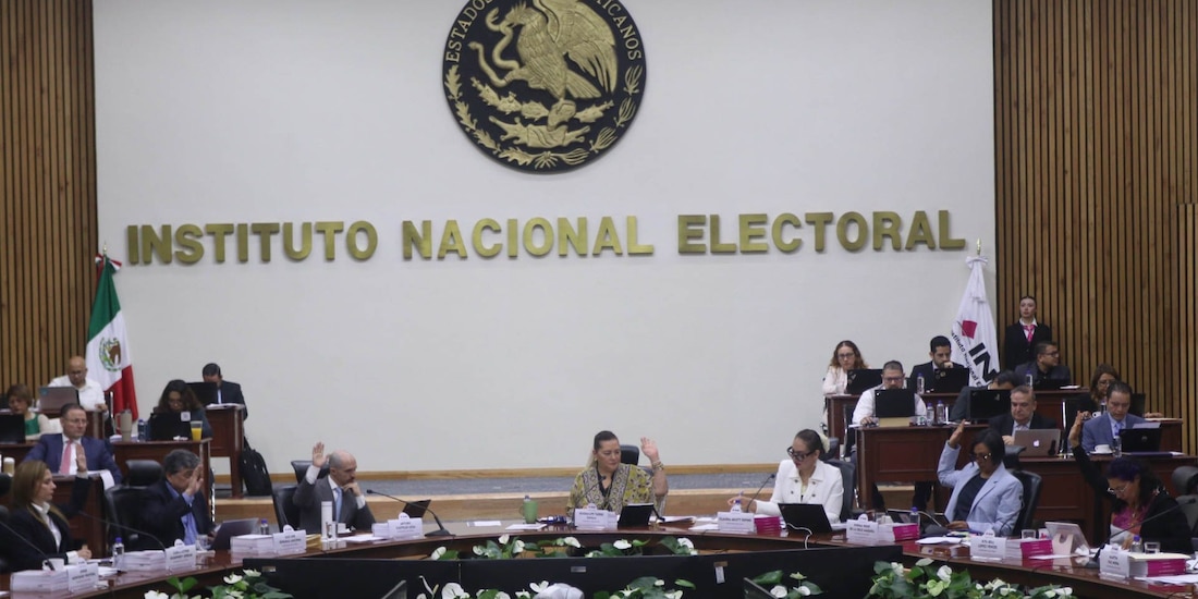 Consejeros electorales votaron durante la Sesión Extraordinaria en el Instituto Nacional Electoral.
