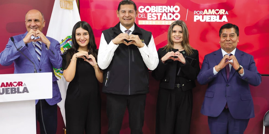 EL GOBERNADOR Alejandro Armenta
(c.), ayer, en conferencia de prensa.