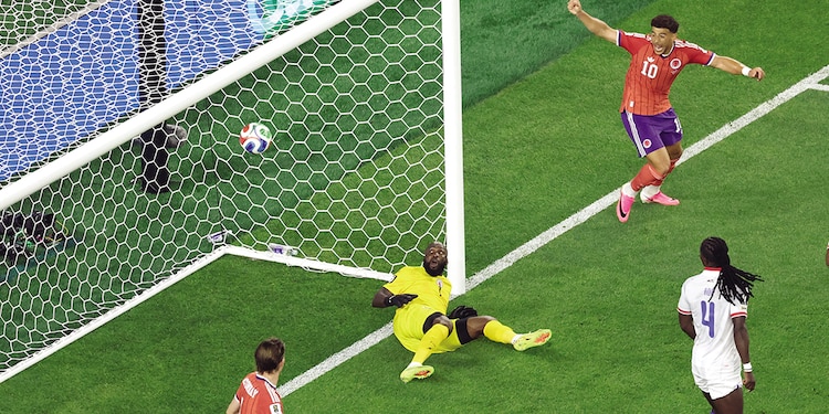 El arquero observa el balón, el fin de semana.