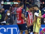 El momento exacto del conato de bronca entre Miguel Ponce y Henry Martín en el clásico nacional entre América y Chivas.