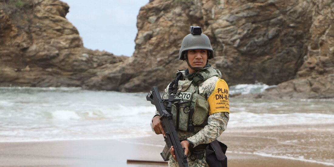 La Semar entrega despensas y agua potable a familias afectadas por el huracán Erick.