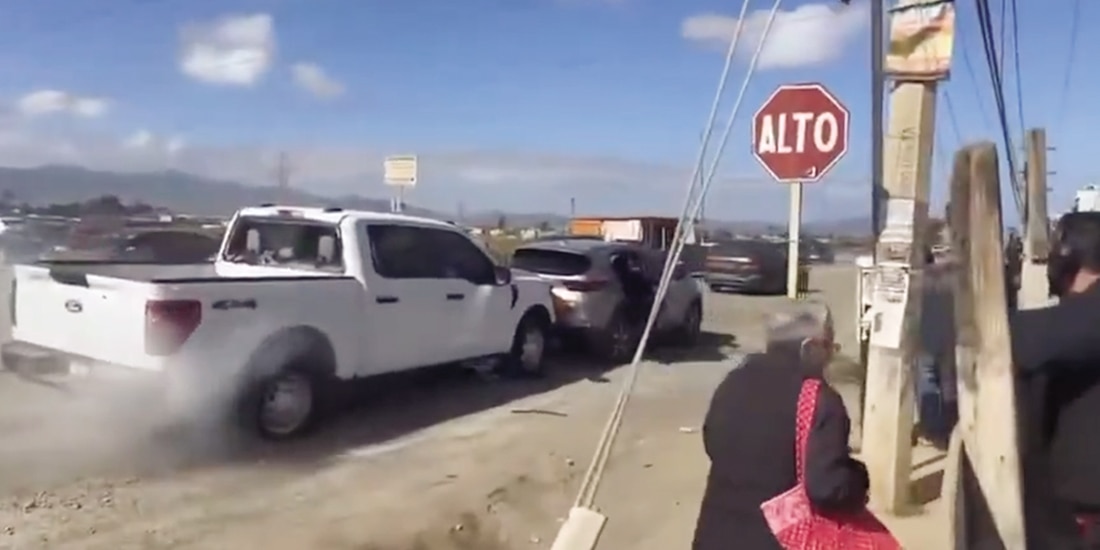 La camioneta del funcionario chocó con otro vehículo luego del ataque, ayer.