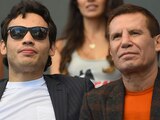 Julio César Chávez junto a su hijo Julio César Chávez Jr., ambos figuras del box mexicano.