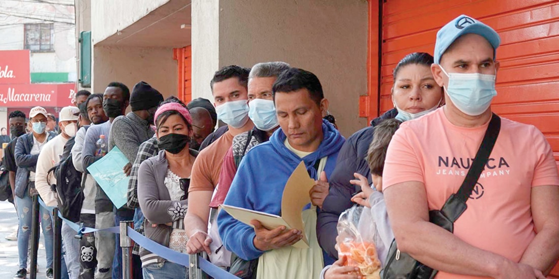 Migrantes hacen fila para ser atendidos en la sede de la Comar, en la CDMX, el 28 de enero.