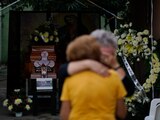Familiares de Hipólito Mora se abrazan cerca de su féretro, en el velorio de este líder de las autodefensas civiles armadas en su casa de La Ruana, México, viernes 30 de junio de 2023. Mora, líder de las autodefensas que expulsaron al cartel del narco Caballeros Templarios del estado de Michoacán, fue asesinado el jueves en una calle de su pueblo.