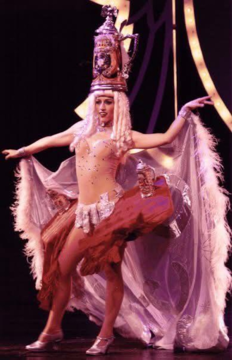 Alicia Paola celebra 20 años de carrera en los escenarios.