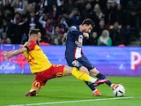 El argentino Lionel Messi marca el tercer tanto del París Saint-Germain ante Lens, en un encuentro de la liga francesa, realizado el sábado 15 de abril de 2023.