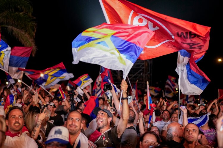 Simpatizantes del representante del Frente Amplio festejan entre gritos y consignas el nuevo triunfo de la izquierda.
