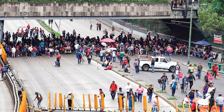 INTEGRANTES de la CNTE realizan un bloqueo sobre Circuito Interior y Reforma, el 28 de mayo, en CDMX.