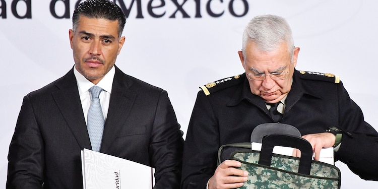OMAR GARCÍA Harfuch y Ricardo Trevilla, ayer en conferencia de prensa en Palacio Nacional