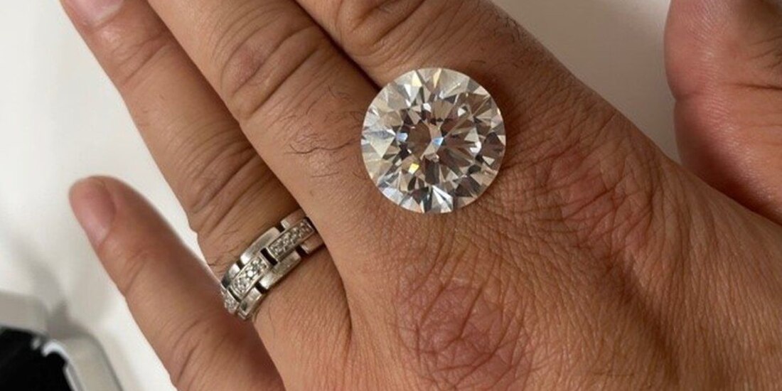 Una mujer de 70 años confundió un valioso diamante con bisutería barata