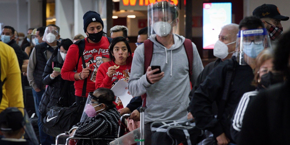 Se registran largas filas en la Terminal 1 del AICM durante el semáforo rojo epidemiológico por COVID-19.