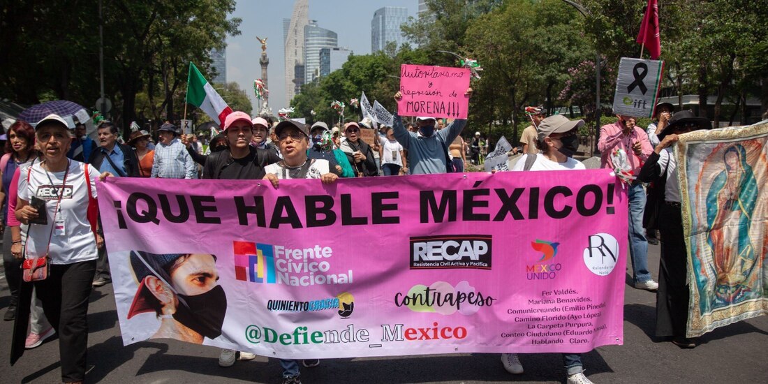 Asociaciones civiles se manifiestan contra la reforma al PJ, ayer, en Av. Reforma.