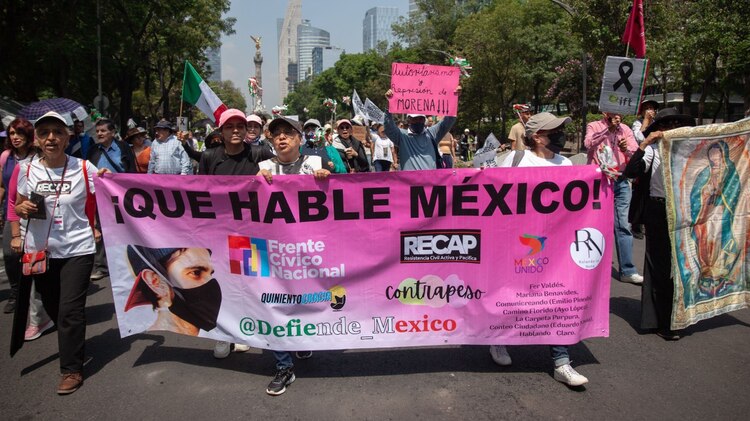 Asociaciones civiles se manifiestan contra la reforma al PJ, ayer, en Av. Reforma.