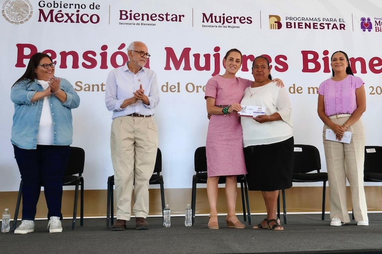Presidenta encabezó la entrega de tarjetas de la Pensión Mujeres Bienestar.