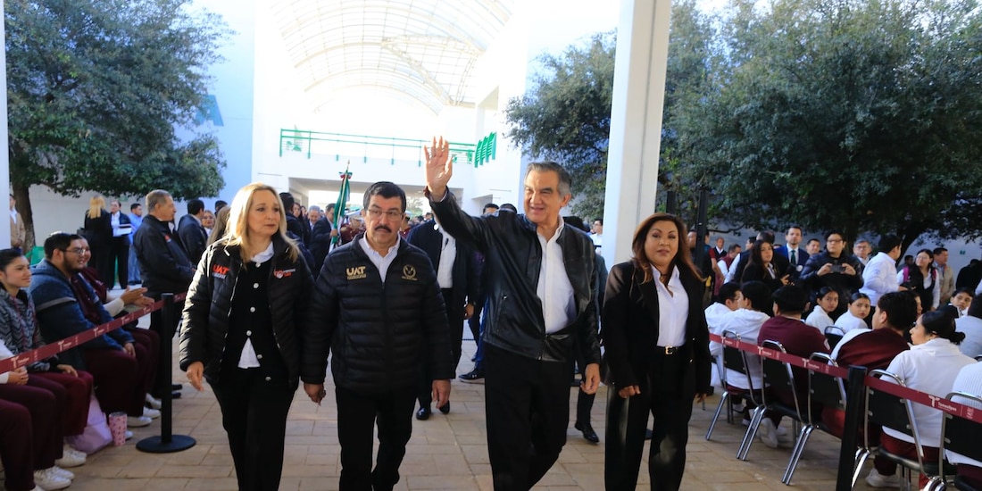 El gobernador Américo Villarreal y el rector Dámaso Anaya durante la toma de protesta en la Facultad de Enfermería Victoria.