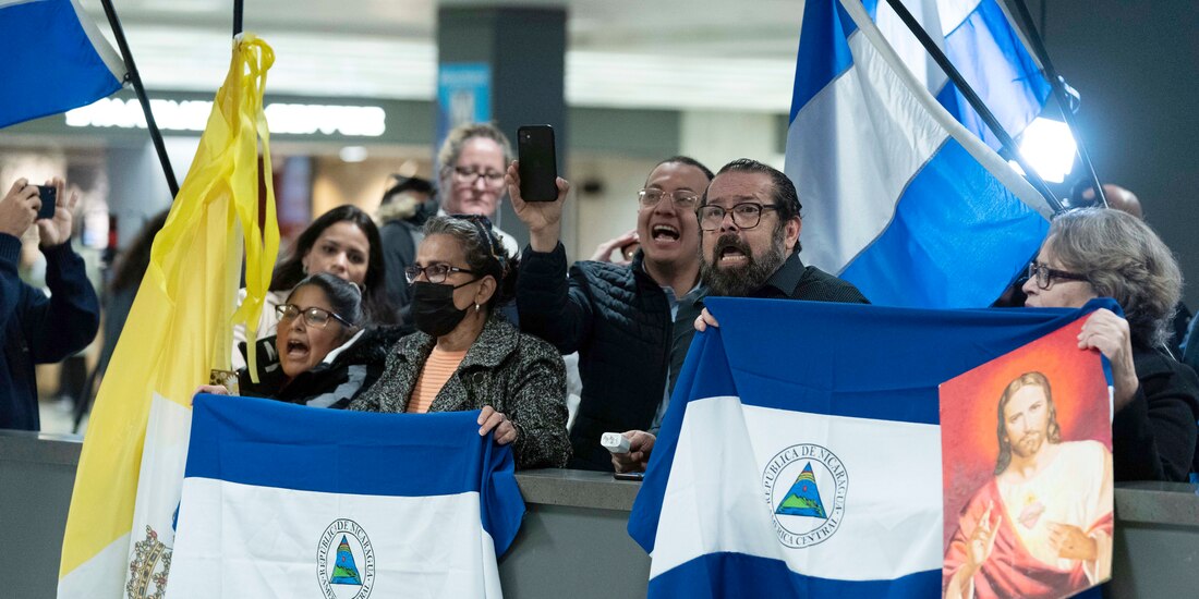 Simpatizantes de los presos políticos de Nicaragua esperan su llegada al aeropuerto de Chantilly, Virginia, Estados Unidos, el pasado jueves.