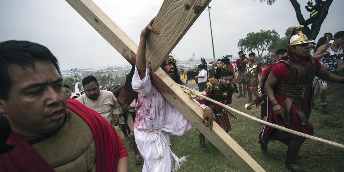 La representación del Viacrucis en Iztapalapa es una festividad religiosa que se ha transmitido de generación en generación y que se volvió parte de la idiosincrasia de los lugareños.
