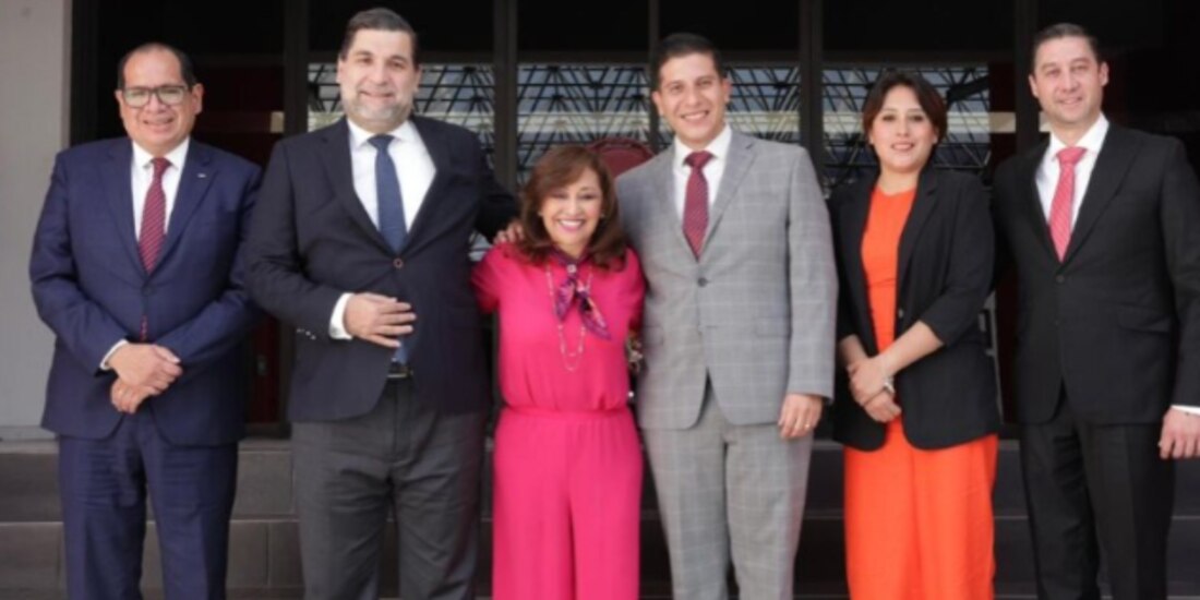 La gobernadora Lorena Cuéllar Cisneros, ayer, con empresarios de la construcción.