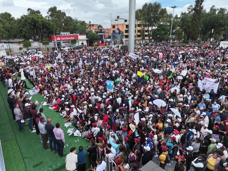 Más de cinco mil ciudadanos se reunieron en la explanada municipal de Ecatepec para mostrar su respaldo al gobierno local y federal.