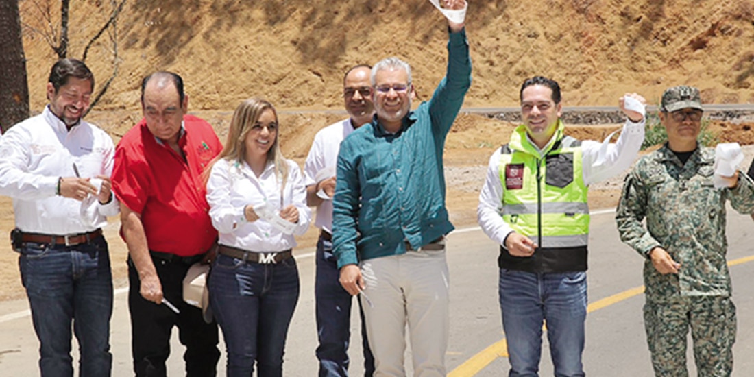 El gobernador Alfredo Ramírez Bedolla (c.) inauguró el pasado 30 de mayo la construcción de 26 kilómetros del camino que conecta Aguililla con la comunidad de Dos Aguas.