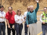 El gobernador Alfredo Ramírez Bedolla (c.) inauguró el pasado 30 de mayo la construcción de 26 kilómetros del camino que conecta Aguililla con la comunidad de Dos Aguas.