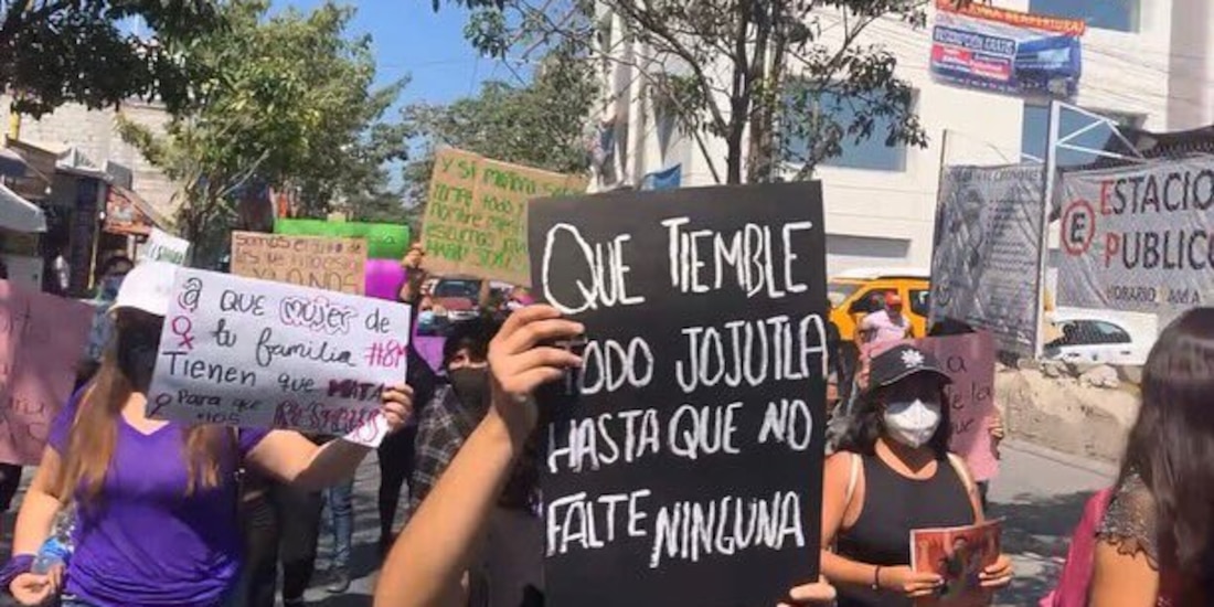Mujeres sostienen carteles con consignas contra la violencia de género y la violencia feminicida, en el marco del 8M.