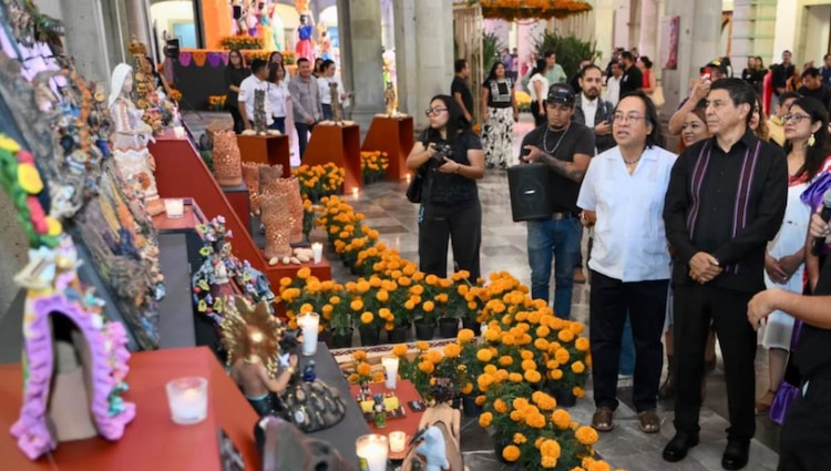 La exposición Donde la memoria florece reúne más de 120 piezas de cerámica y cartonería inspiradas en la visión oaxaqueña de la vida y la muerte.