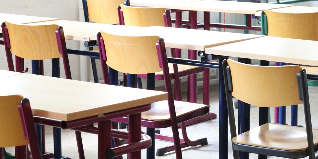 Pupitres vacíos en la imagen │ ONG critican el posible fin anticipado de ciclo escolar
