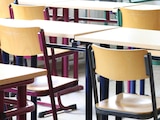 Pupitres vacíos en la imagen │ ONG critican el posible fin anticipado de ciclo escolar